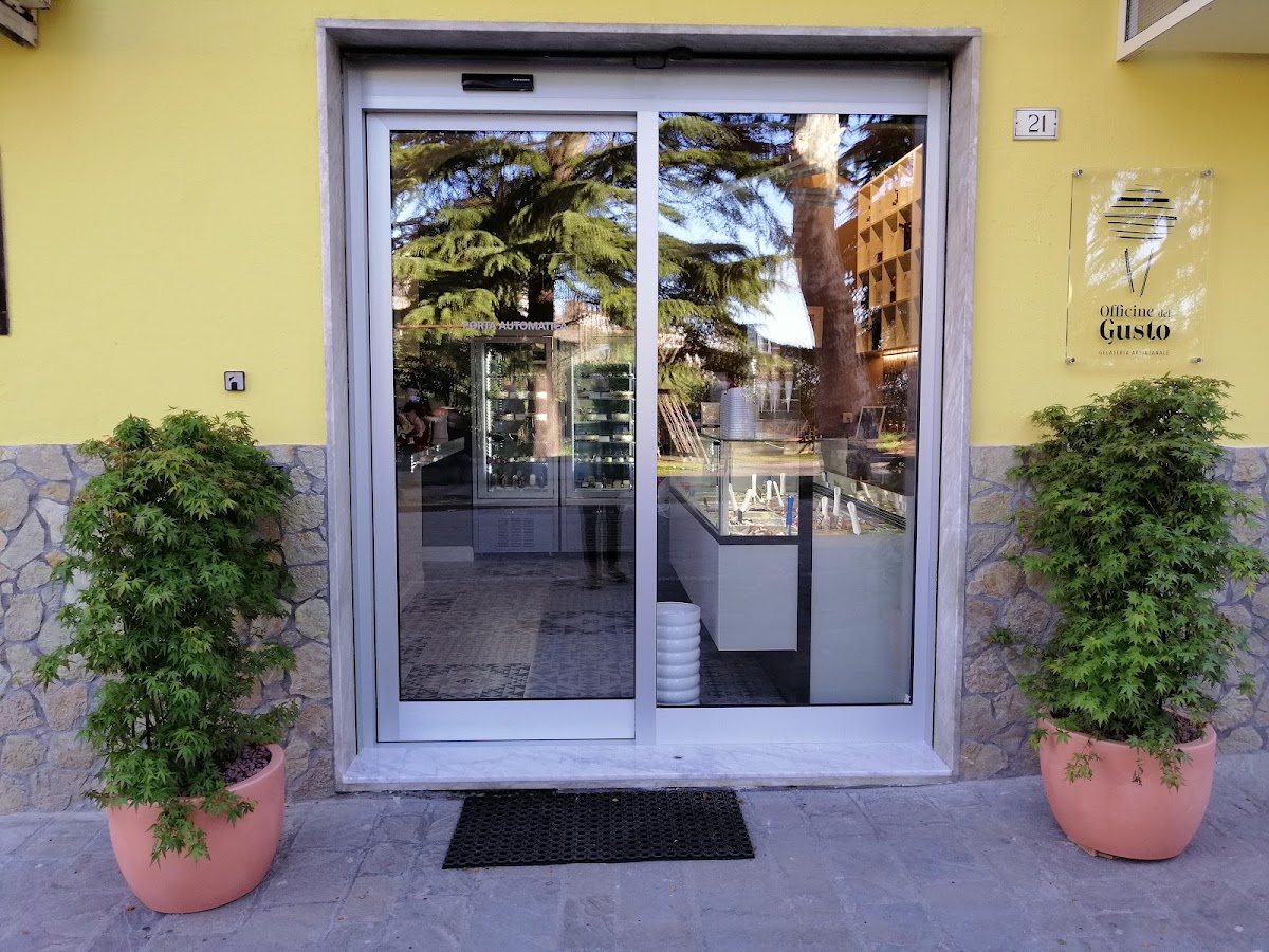 Il banco e la vetrina dei gusti.