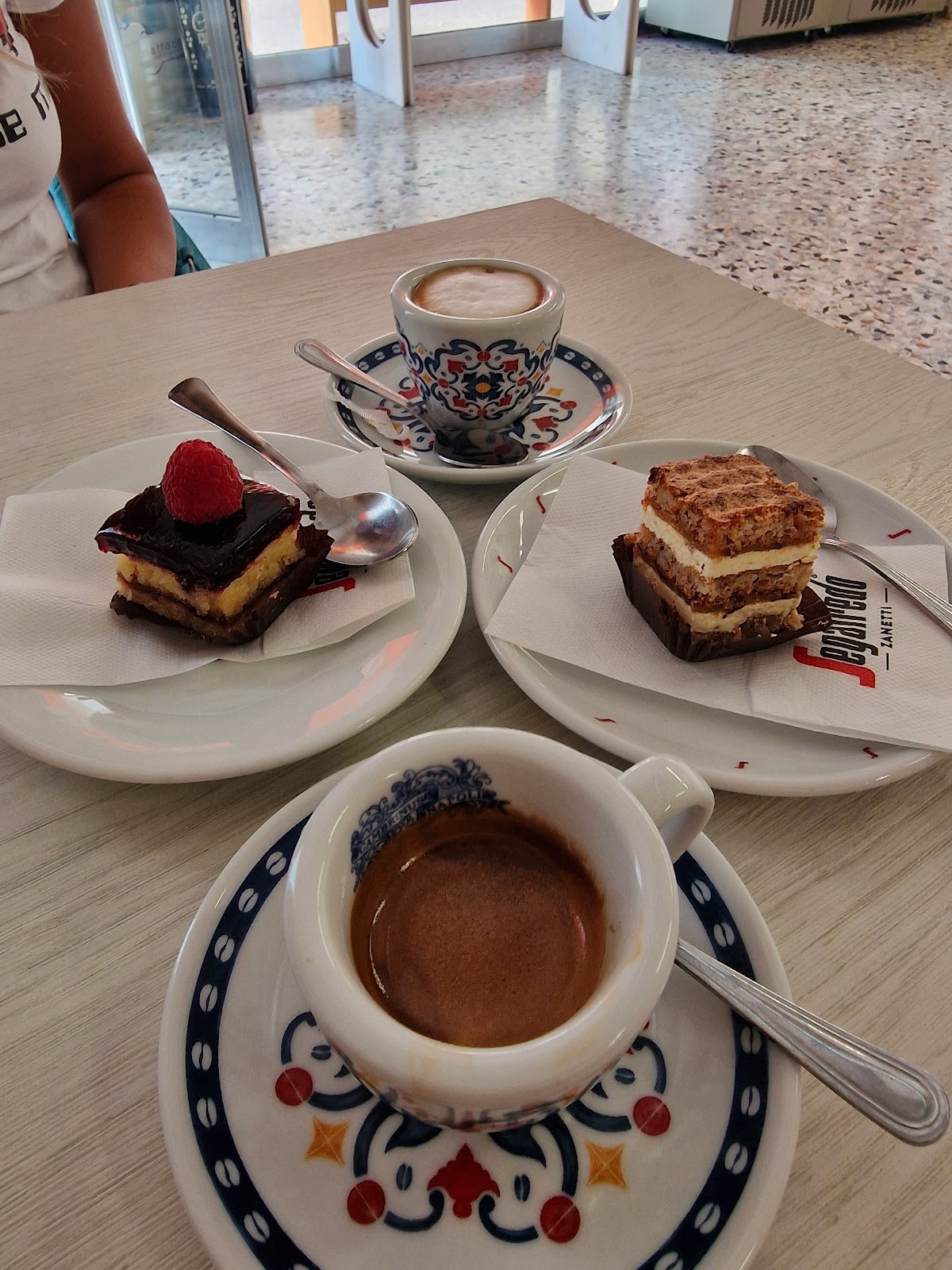 Le vaschette in vetrina.