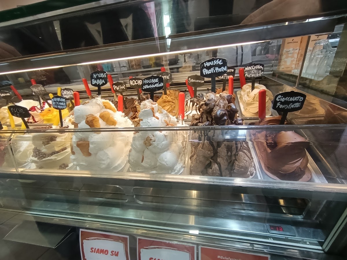 Un dettaglio della vetrina.