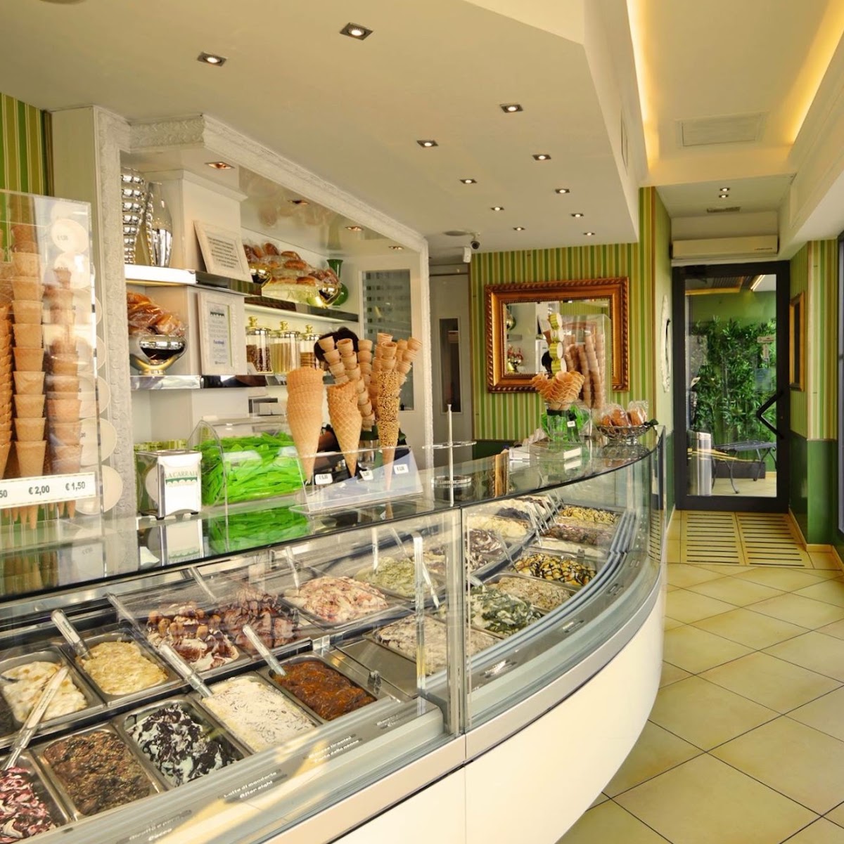 Il banco e la vetrina dei gusti.