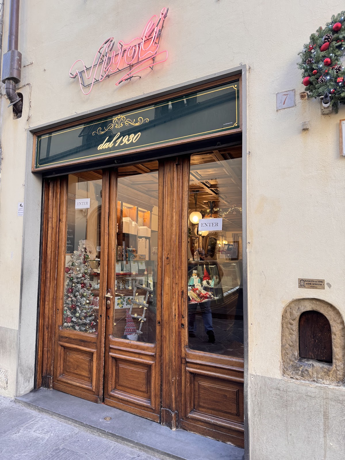 Il banco e la vetrina dei gusti.