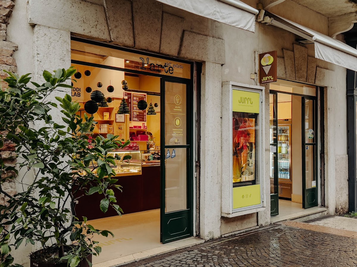 Il banco e la vetrina dei gusti.
