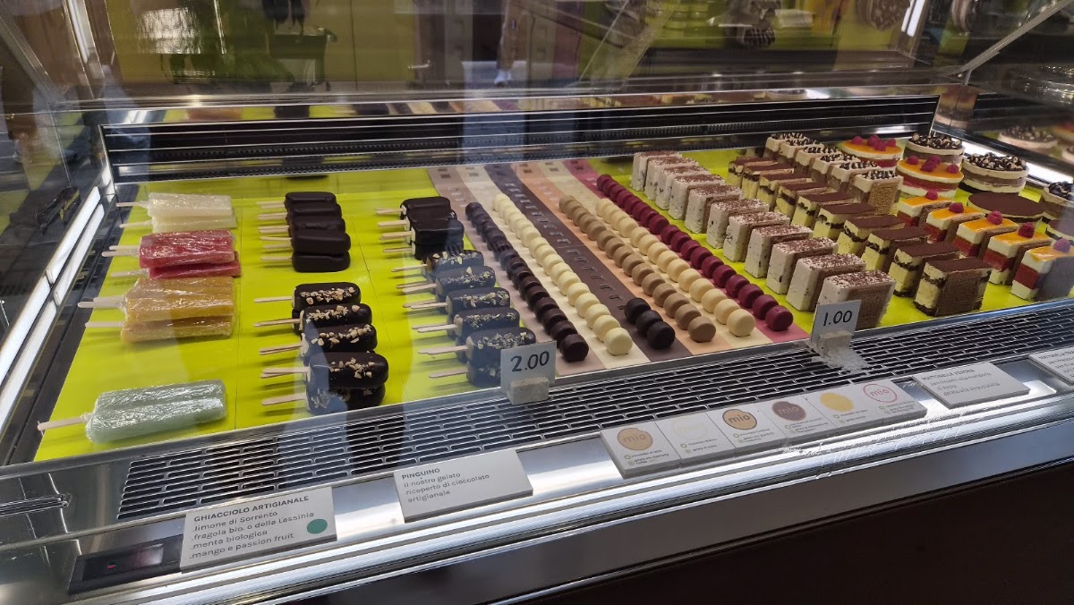 Le vaschette in vetrina.