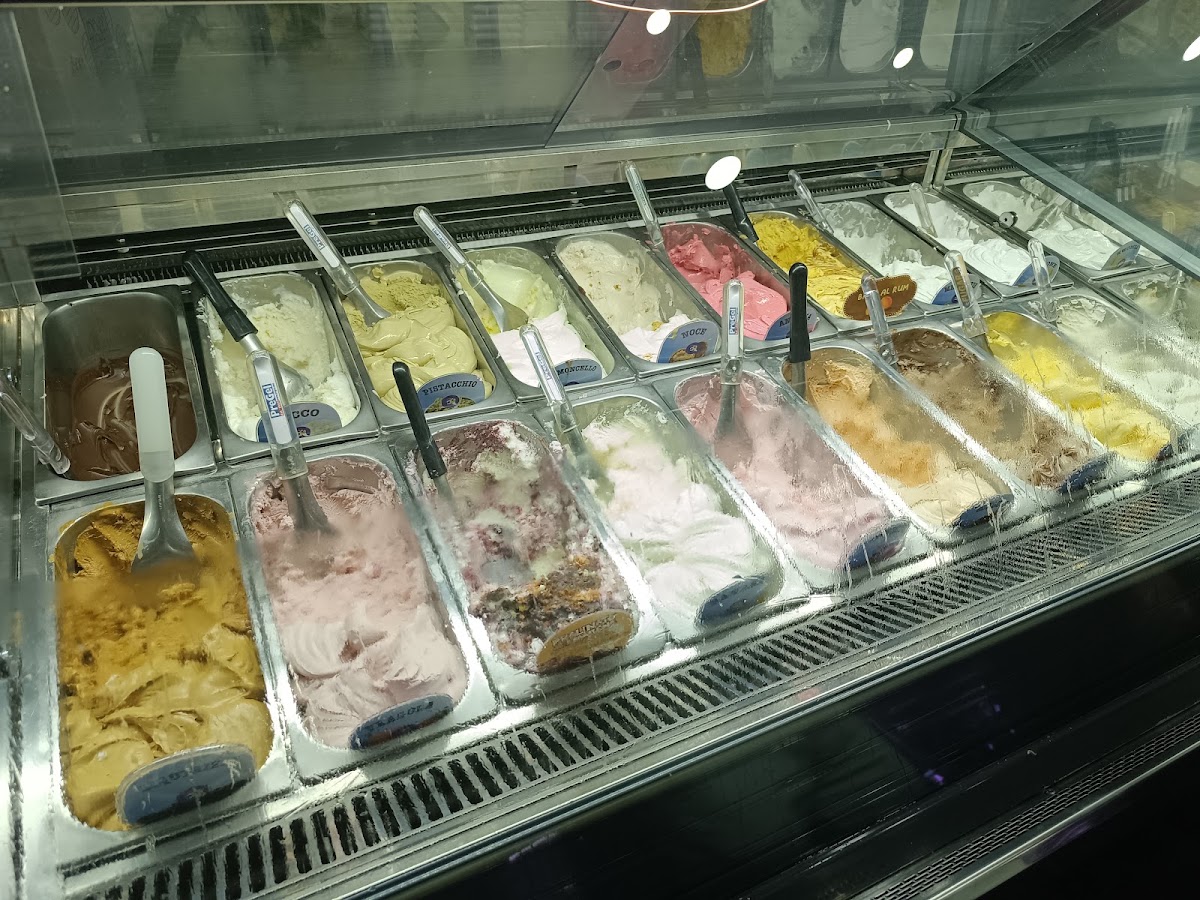 Il banco e la vetrina dei gusti.