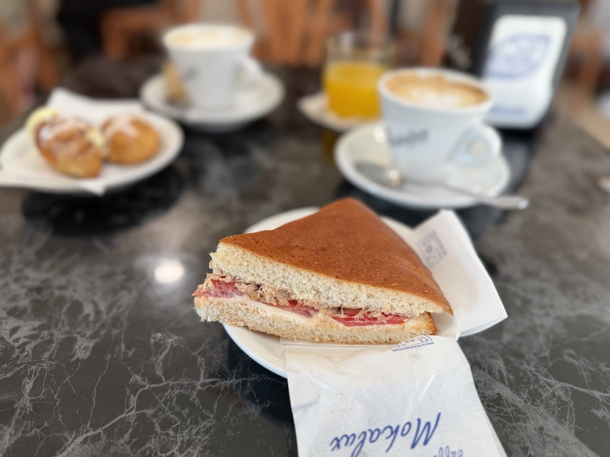 Le vaschette in vetrina.