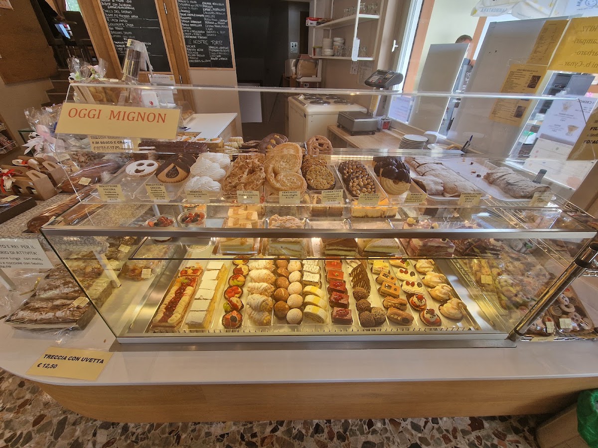 Le vaschette in vetrina.