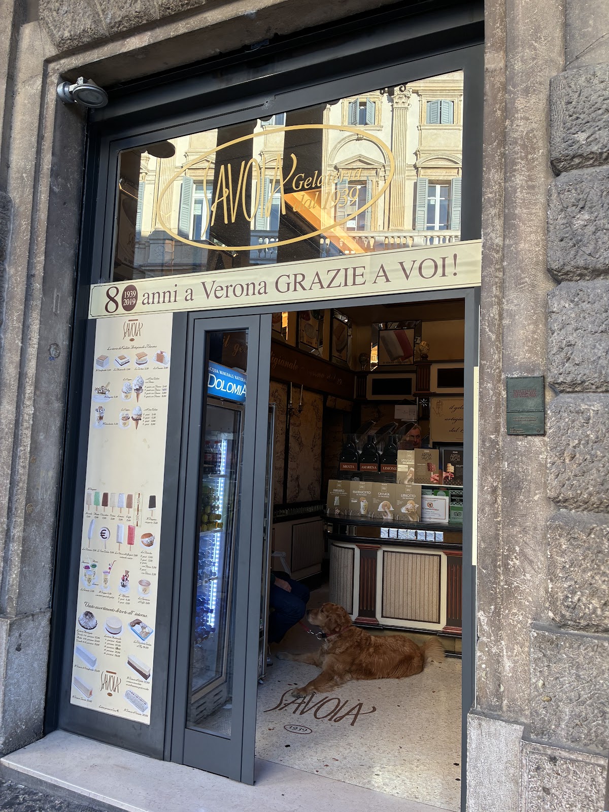 Il banco e la vetrina dei gusti.