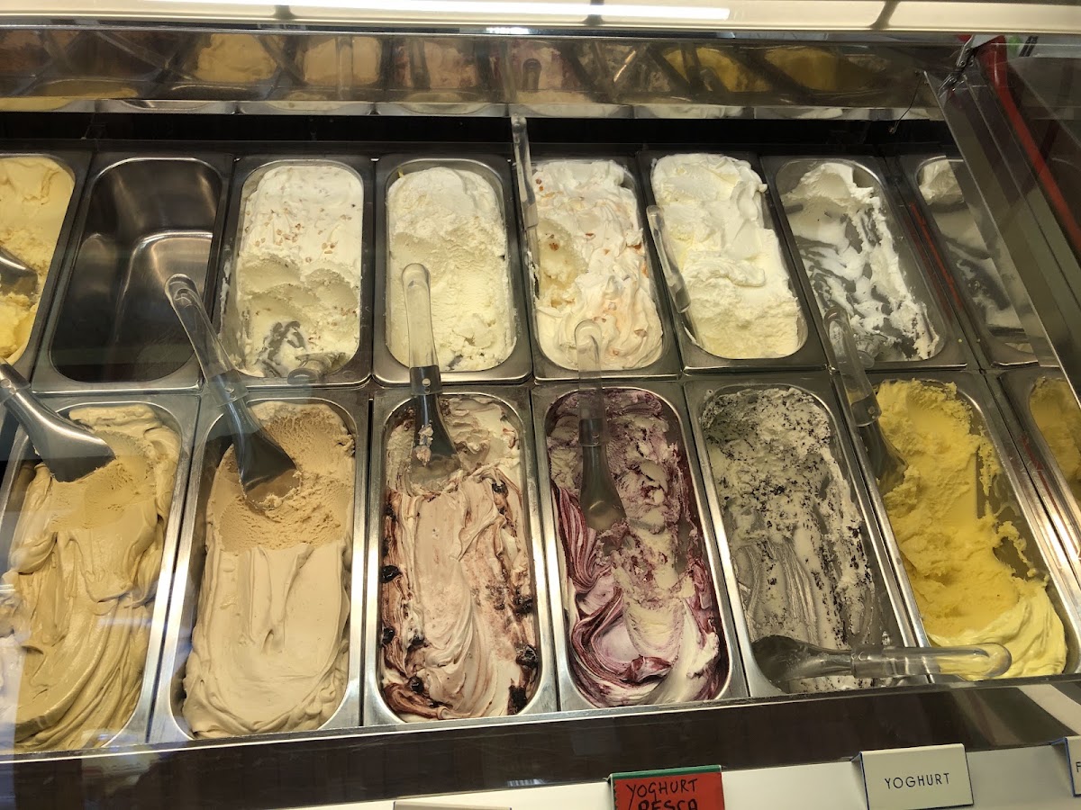 Le vaschette in vetrina.