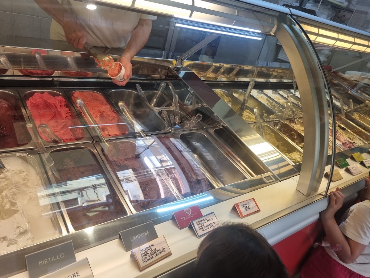 Un dettaglio della vetrina.