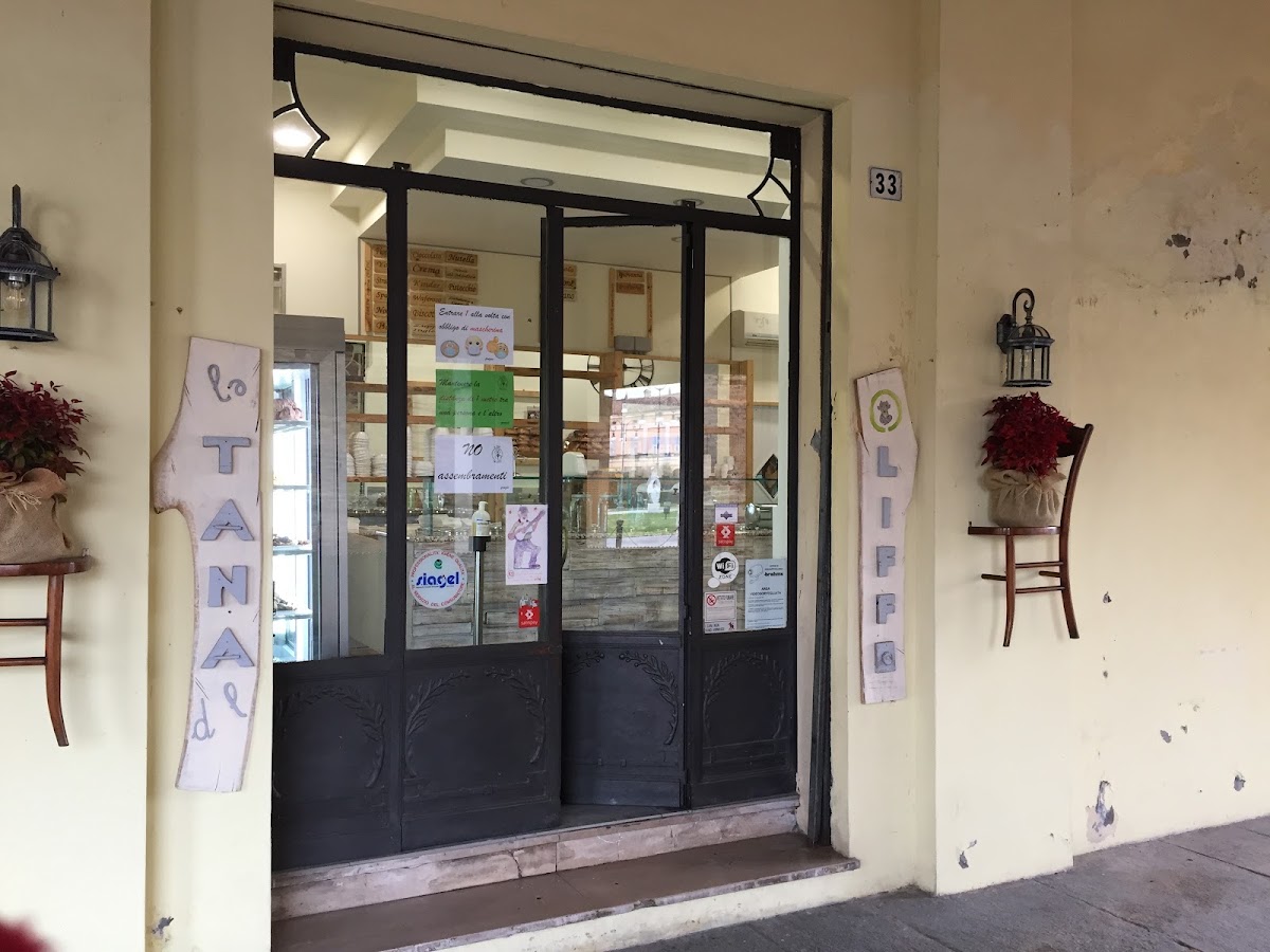 Il banco e la vetrina dei gusti.