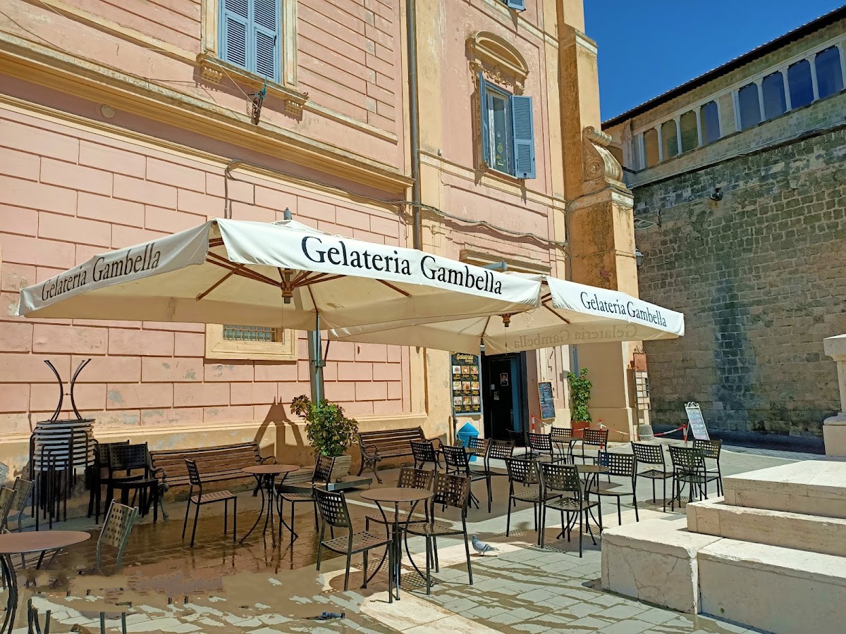 Il banco e la vetrina dei gusti.