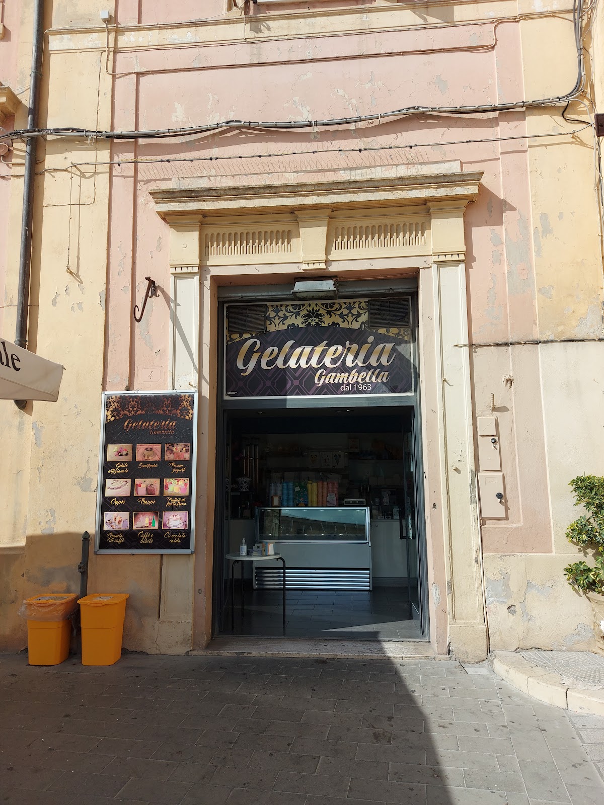 Un dettaglio della vetrina.