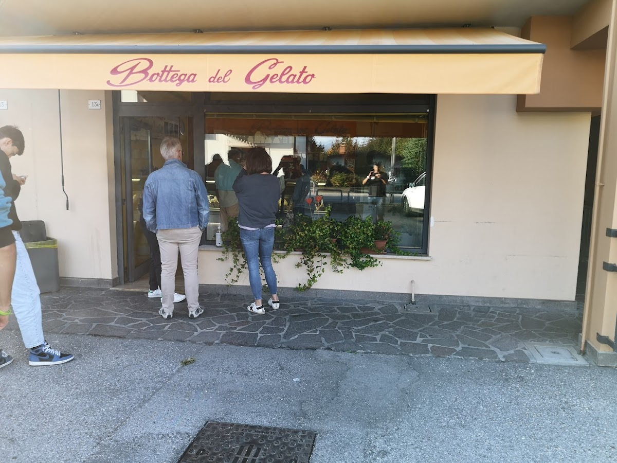 Il banco e la vetrina dei gusti.