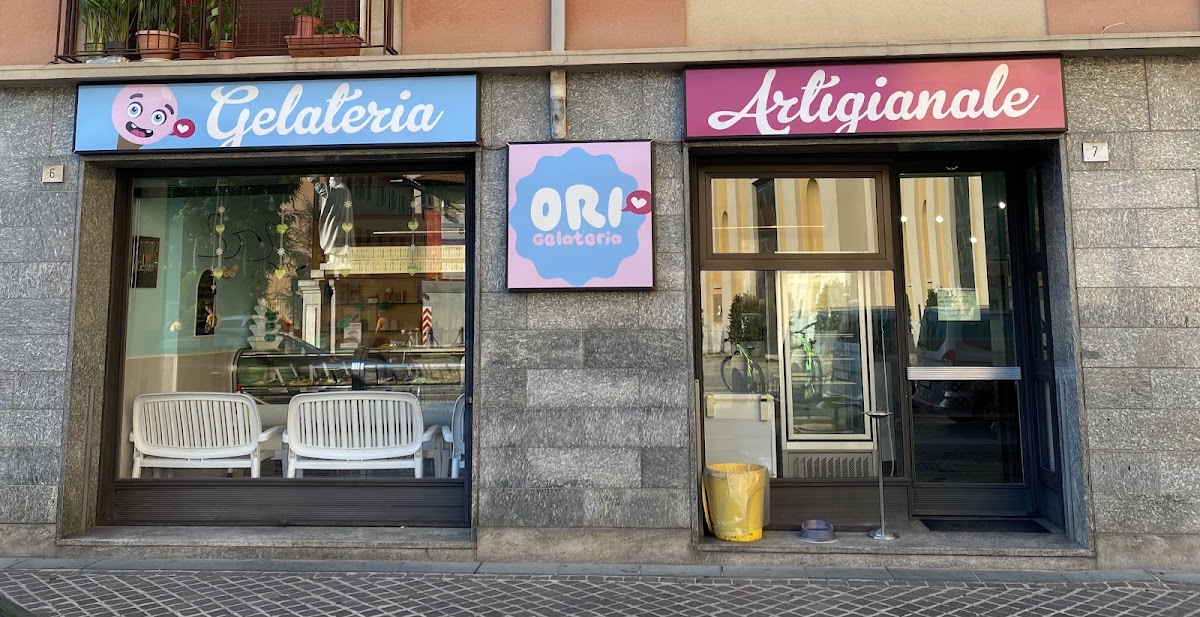 Il banco e la vetrina dei gusti.
