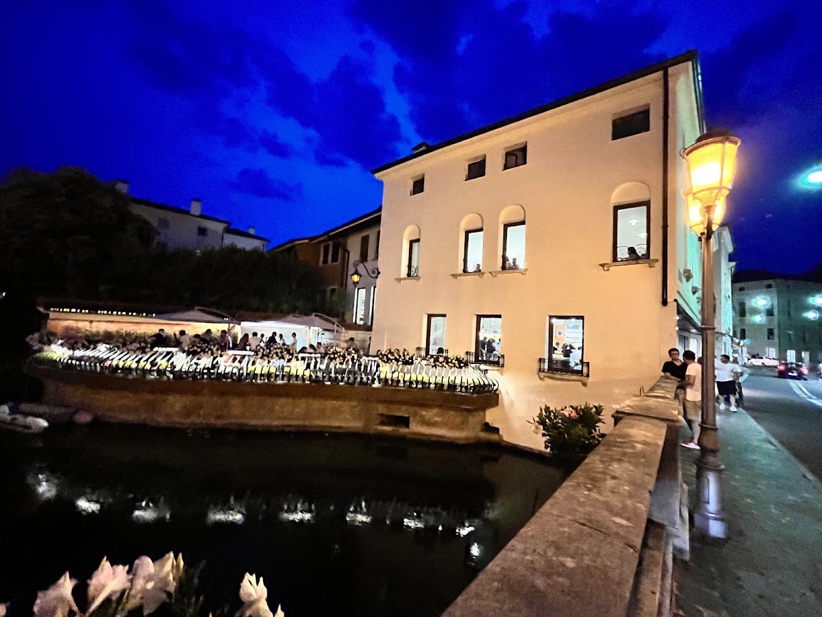 Il locale visto dall'interno.