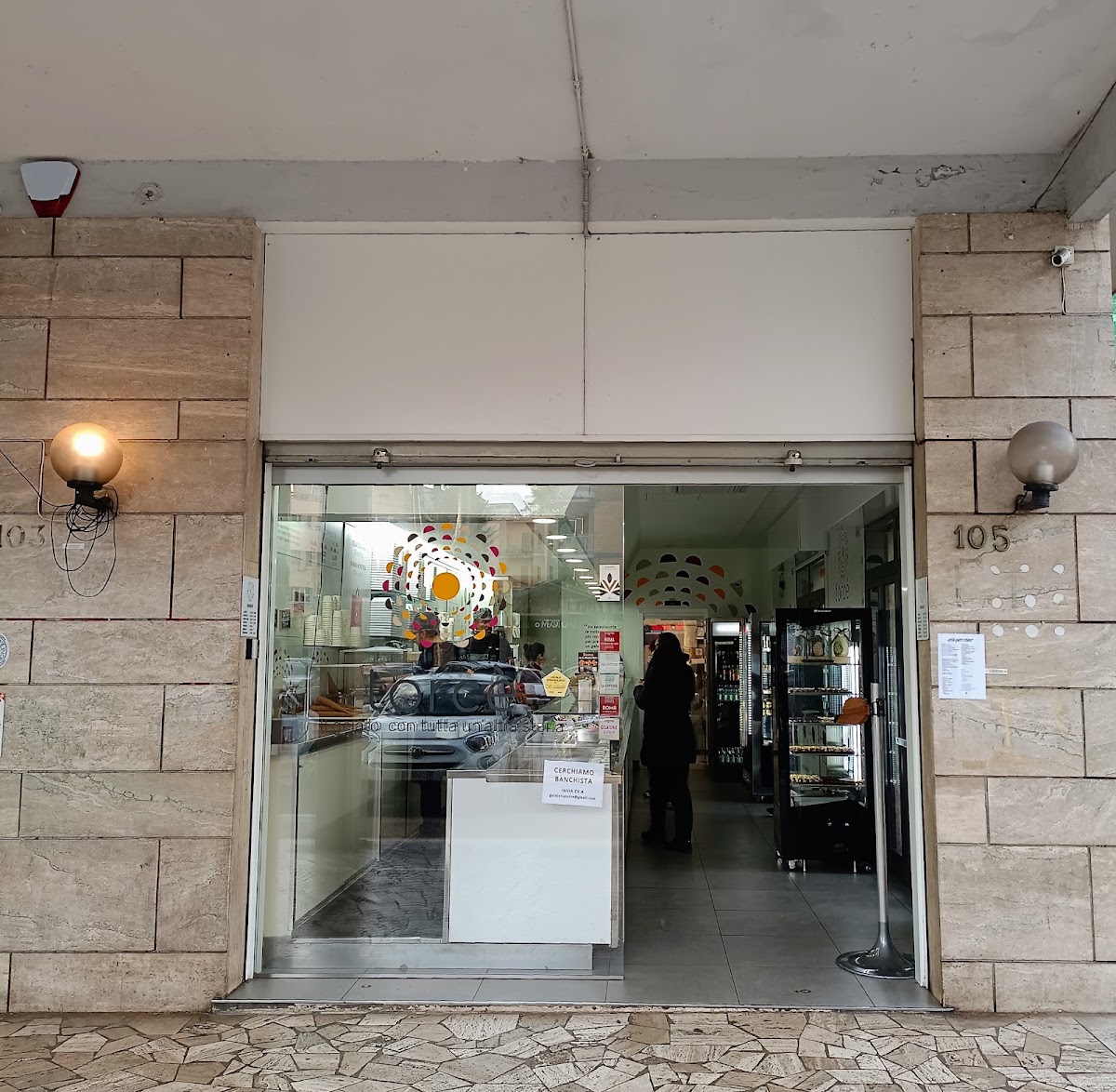 Il listino dei gusti, con la dichiarazione della casa: gelato senza glutine e senza lattosio, un'intera vetrina di gusti vegani, coni senza glutine, packaging riciclabile.