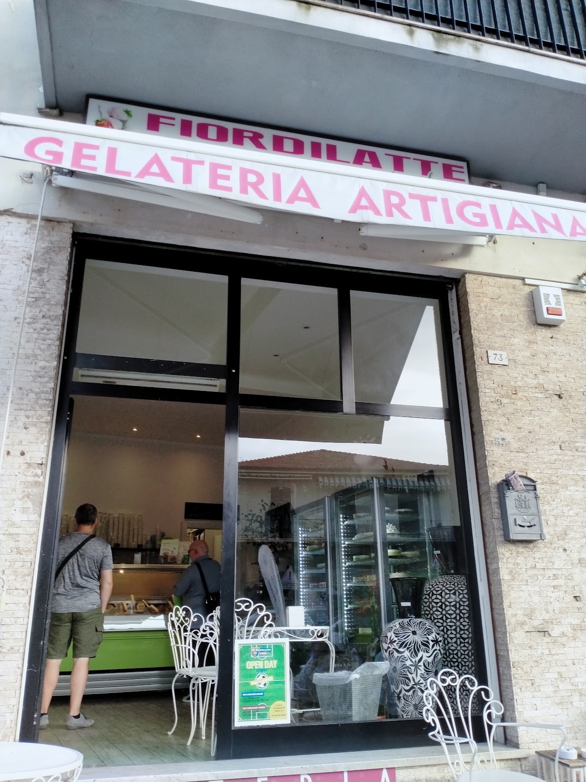 Un dettaglio della vetrina.