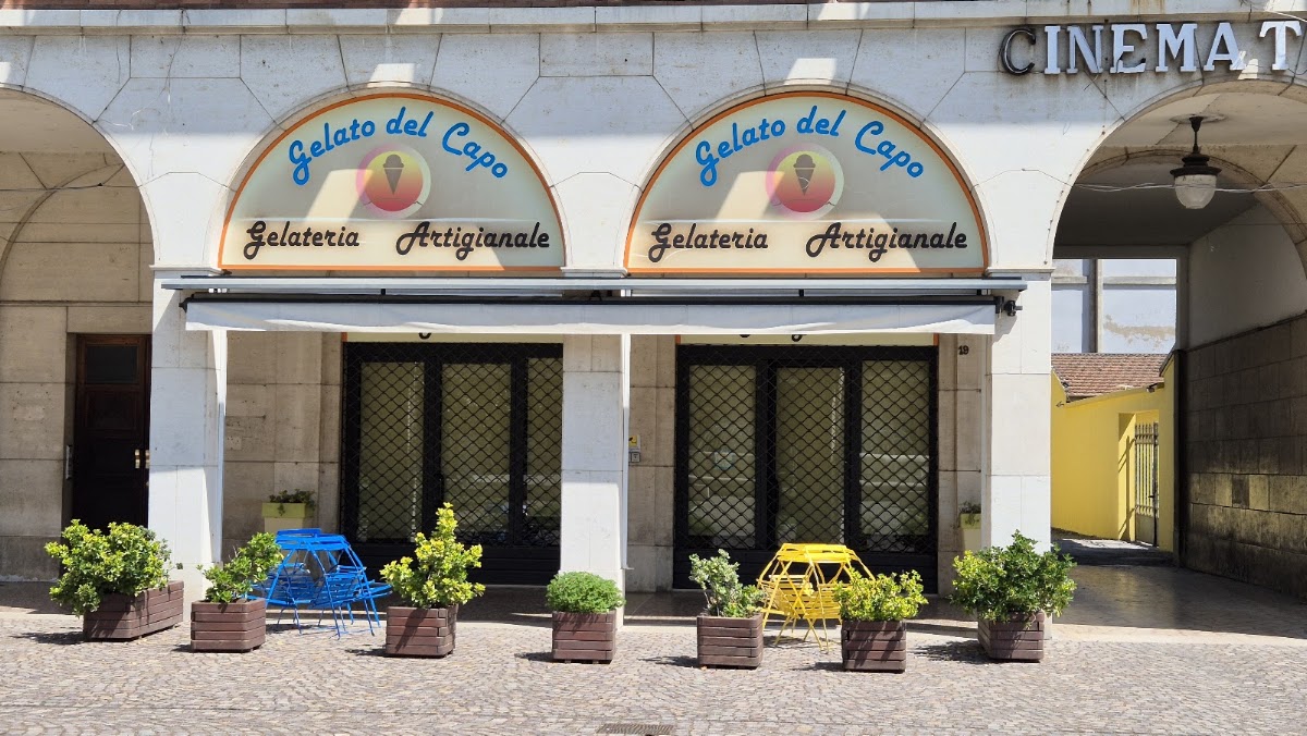 Il banco e la vetrina dei gusti.