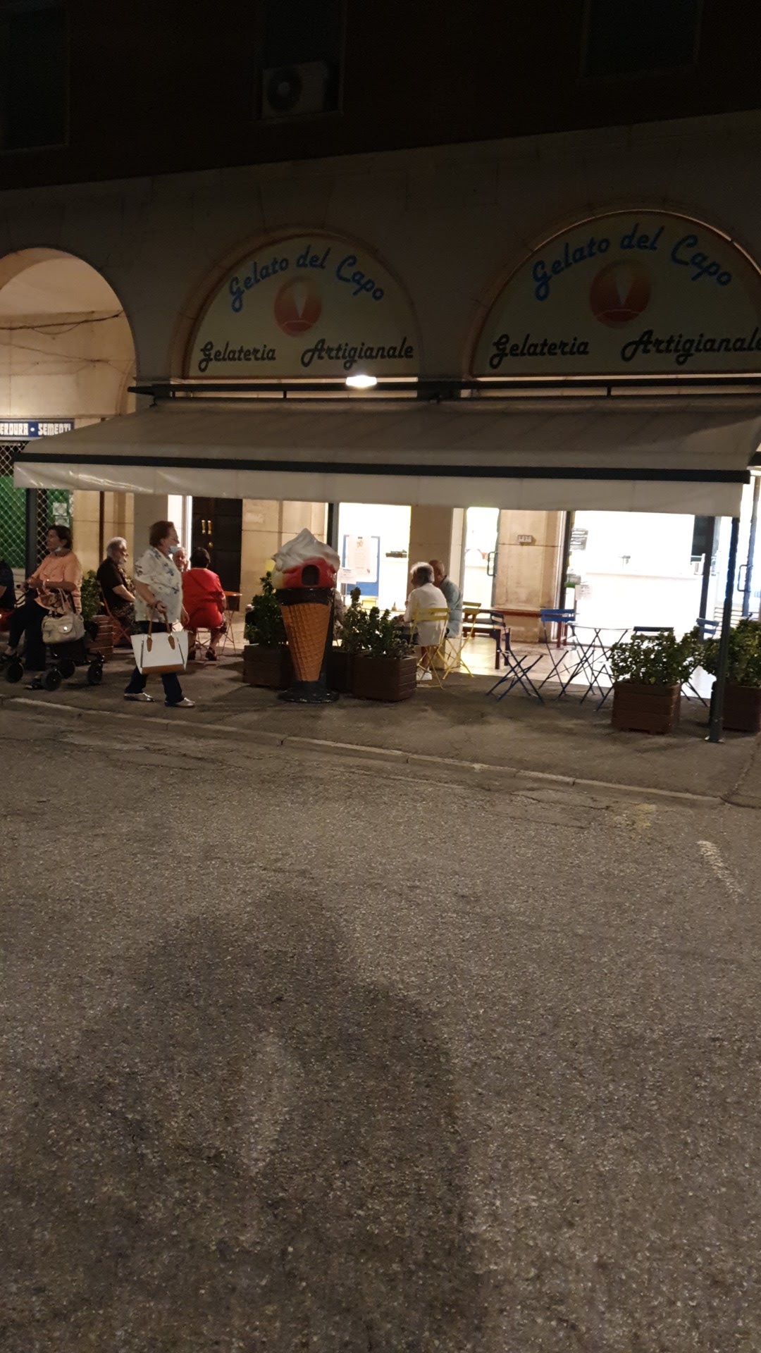 Le vaschette in vetrina.