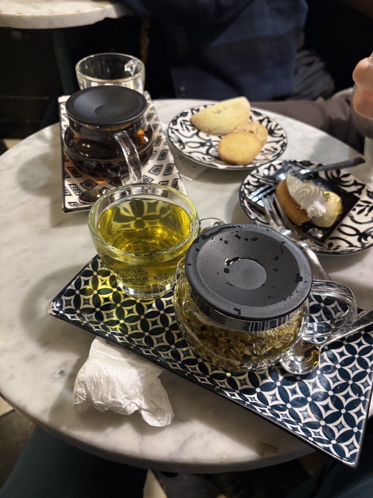 Le vaschette in vetrina.