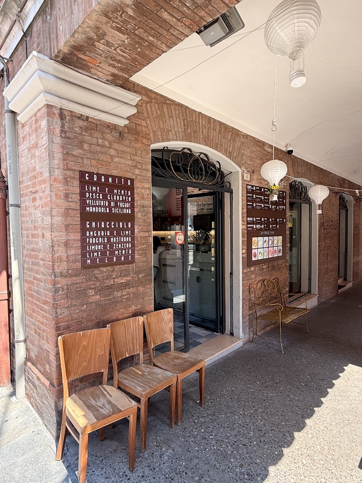 Le vaschette in vetrina.