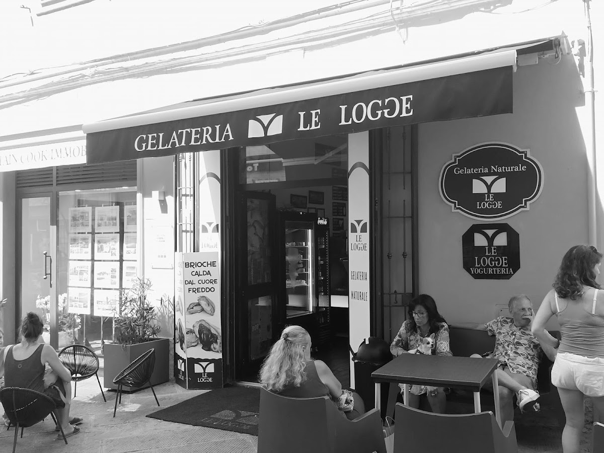 Il banco e la vetrina dei gusti.