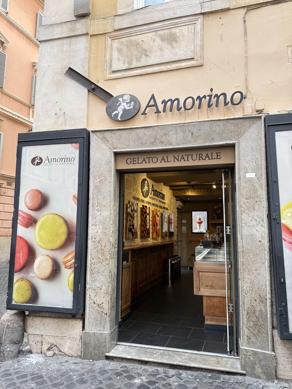 Il banco e la vetrina dei gusti.