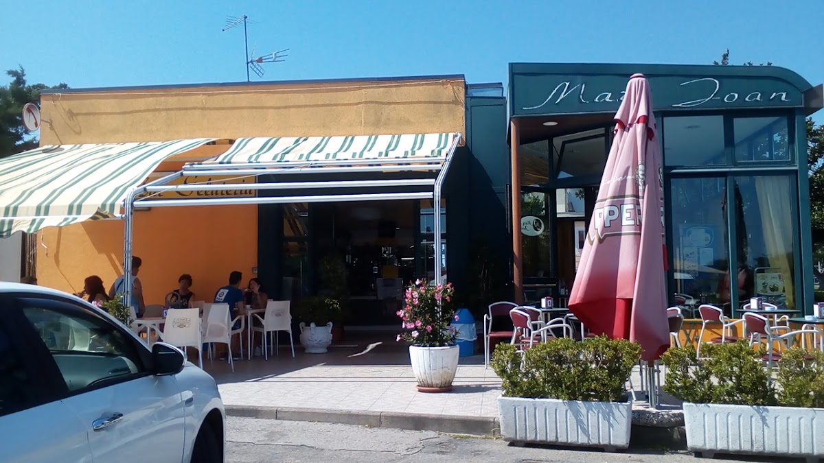 Il banco e la vetrina dei gusti.