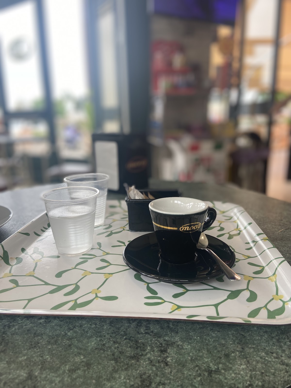 Le vaschette in vetrina.