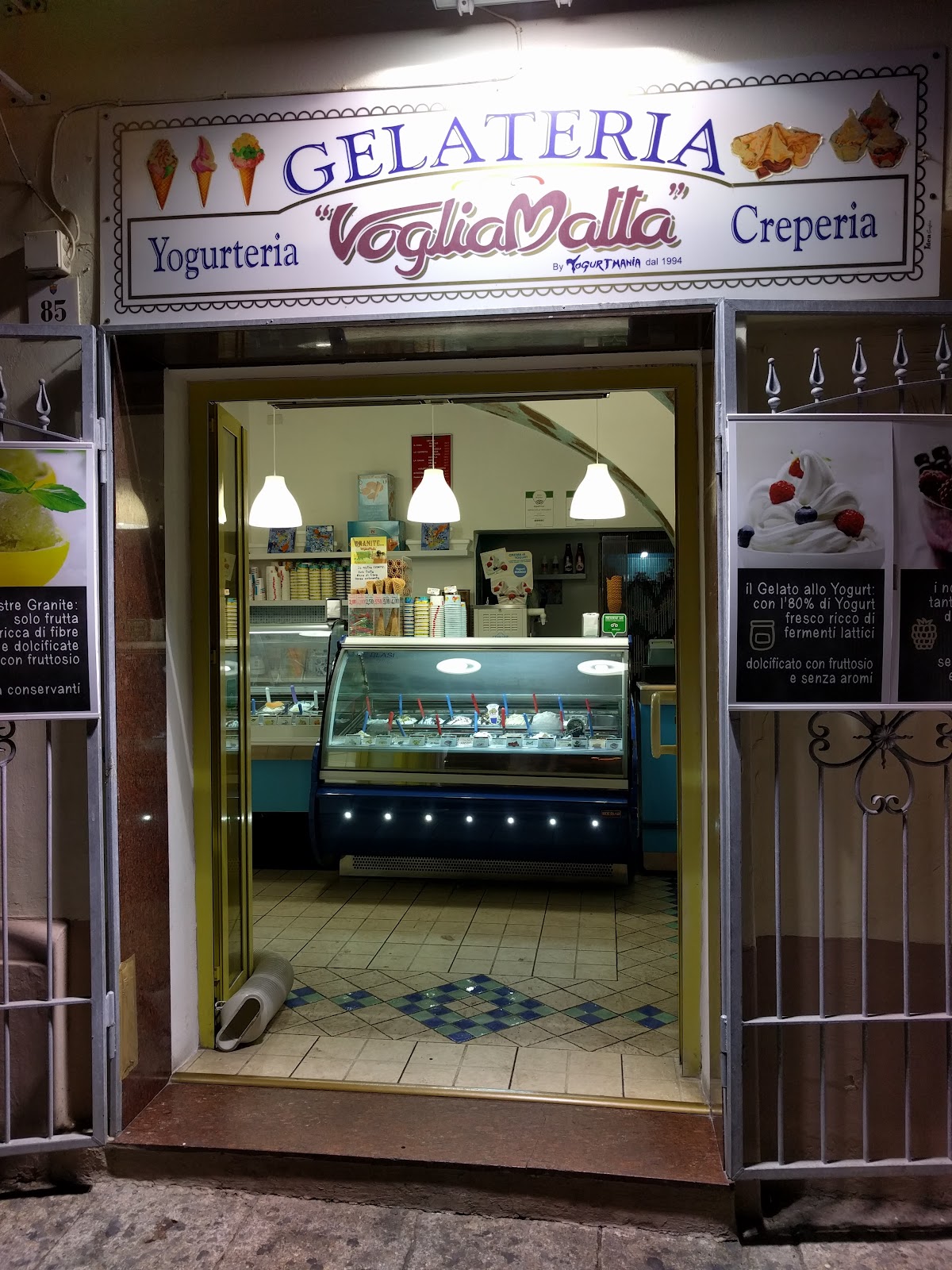 Il banco e la vetrina dei gusti.