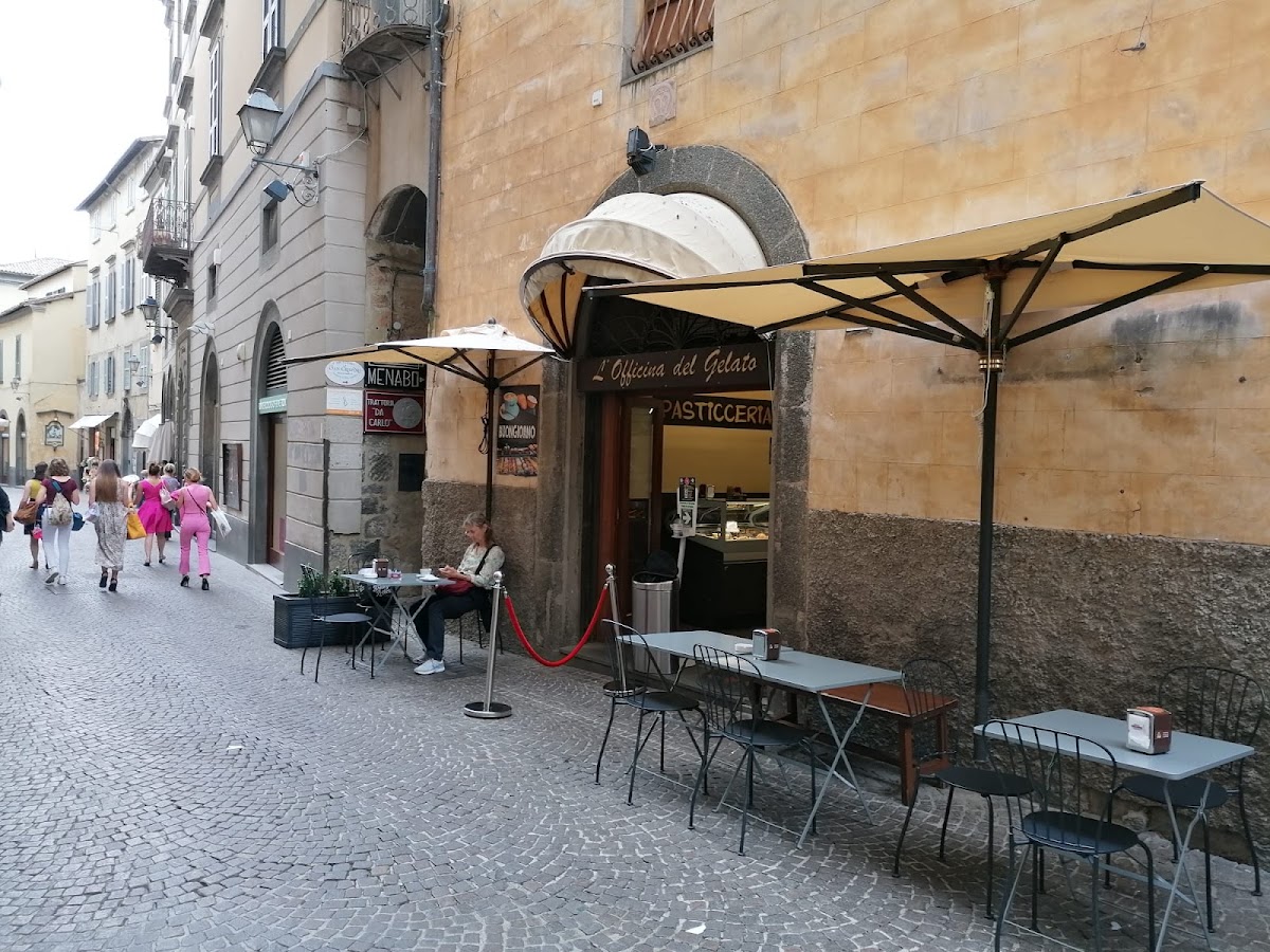 Il banco e la vetrina dei gusti.
