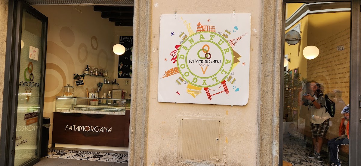 Il banco e la vetrina dei gusti.