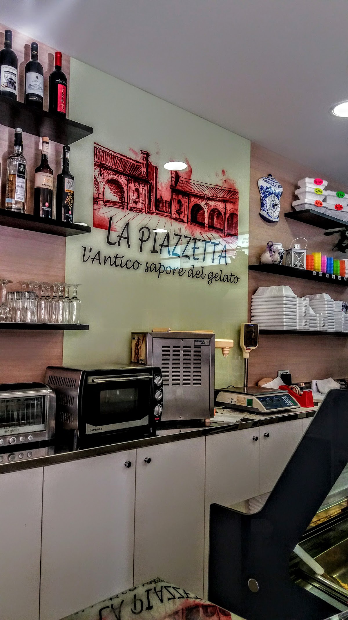 Il locale visto dall'interno.