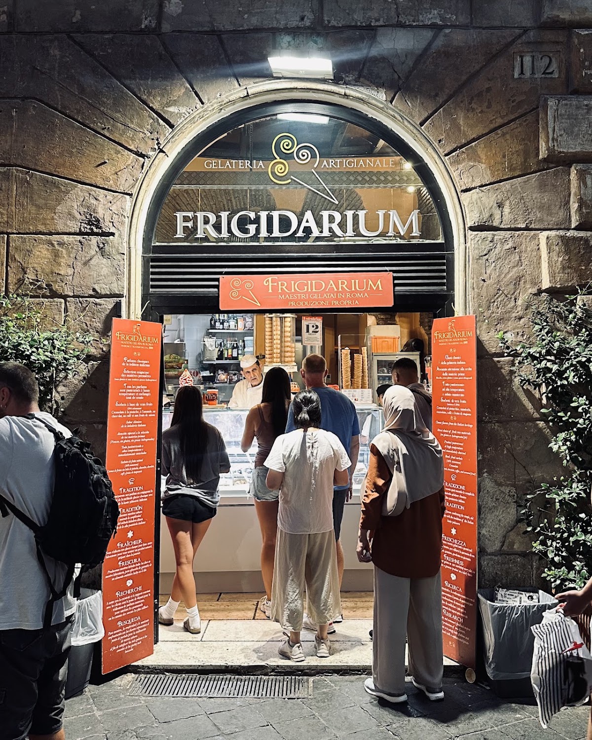 Un dettaglio della vetrina.