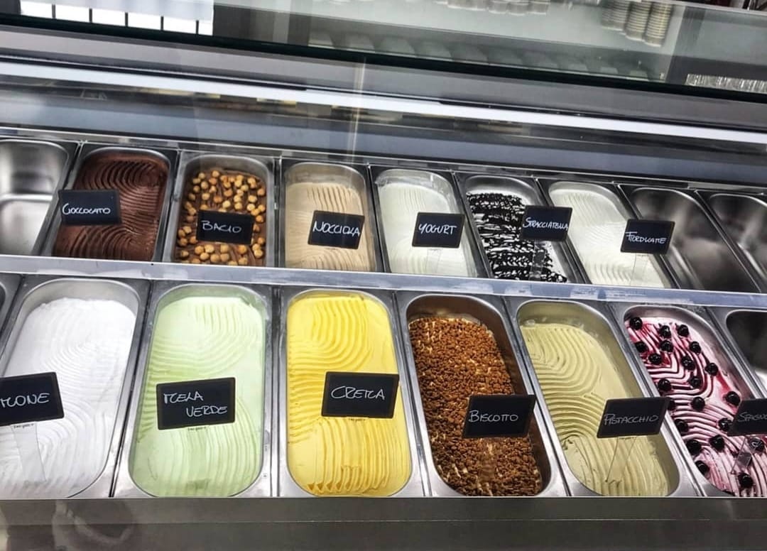 Le vaschette in vetrina.