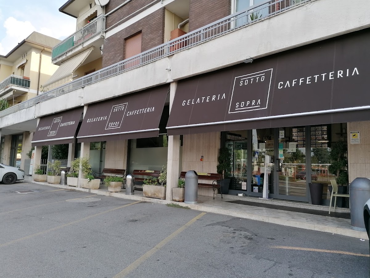 Il banco e la vetrina dei gusti.