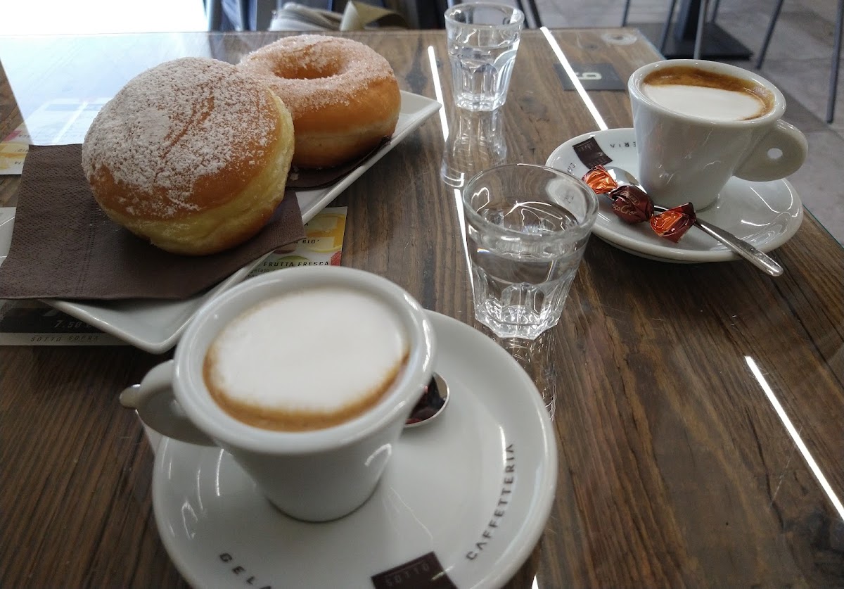 Le vaschette in vetrina.