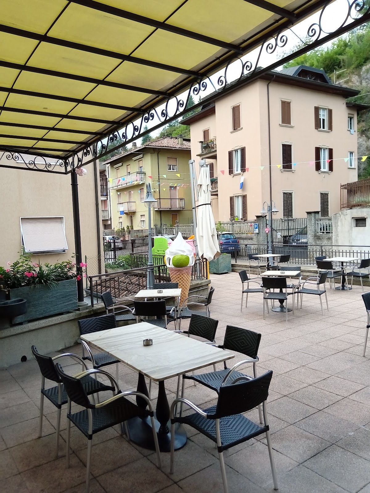 Il banco e la vetrina dei gusti.