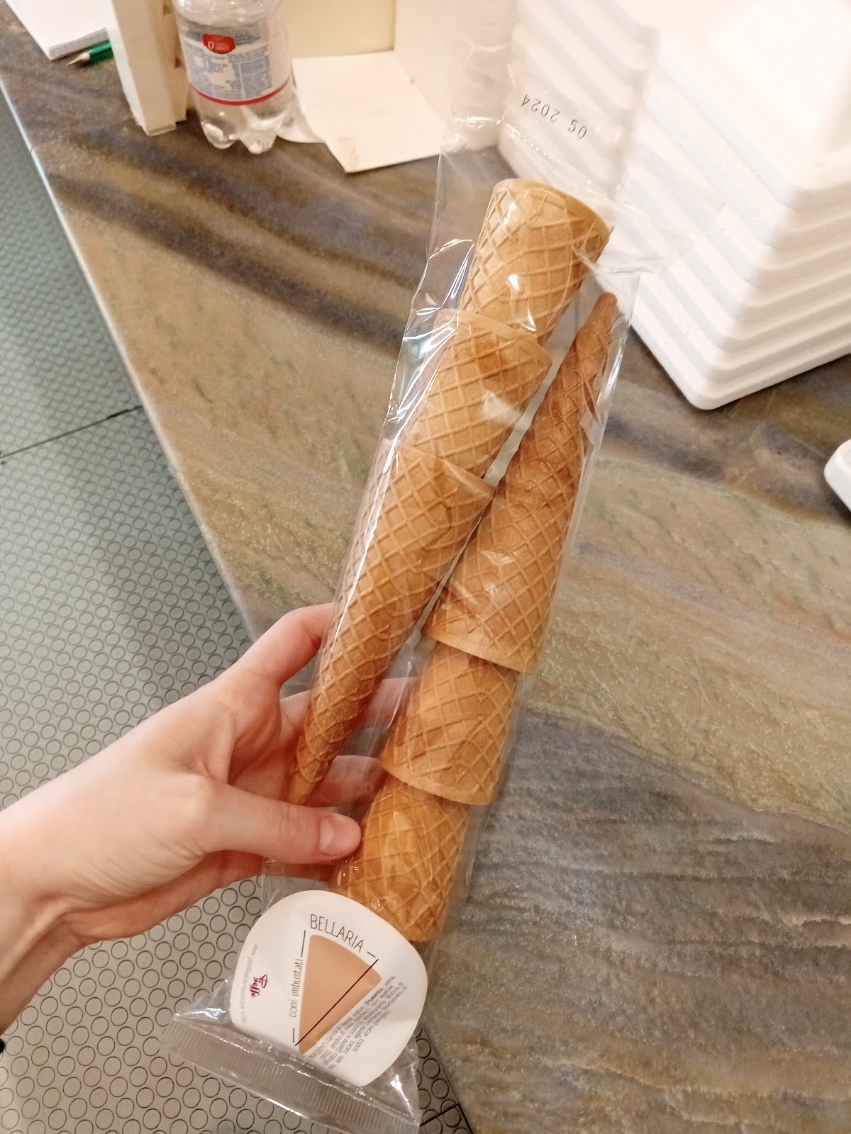 Le vaschette in vetrina.