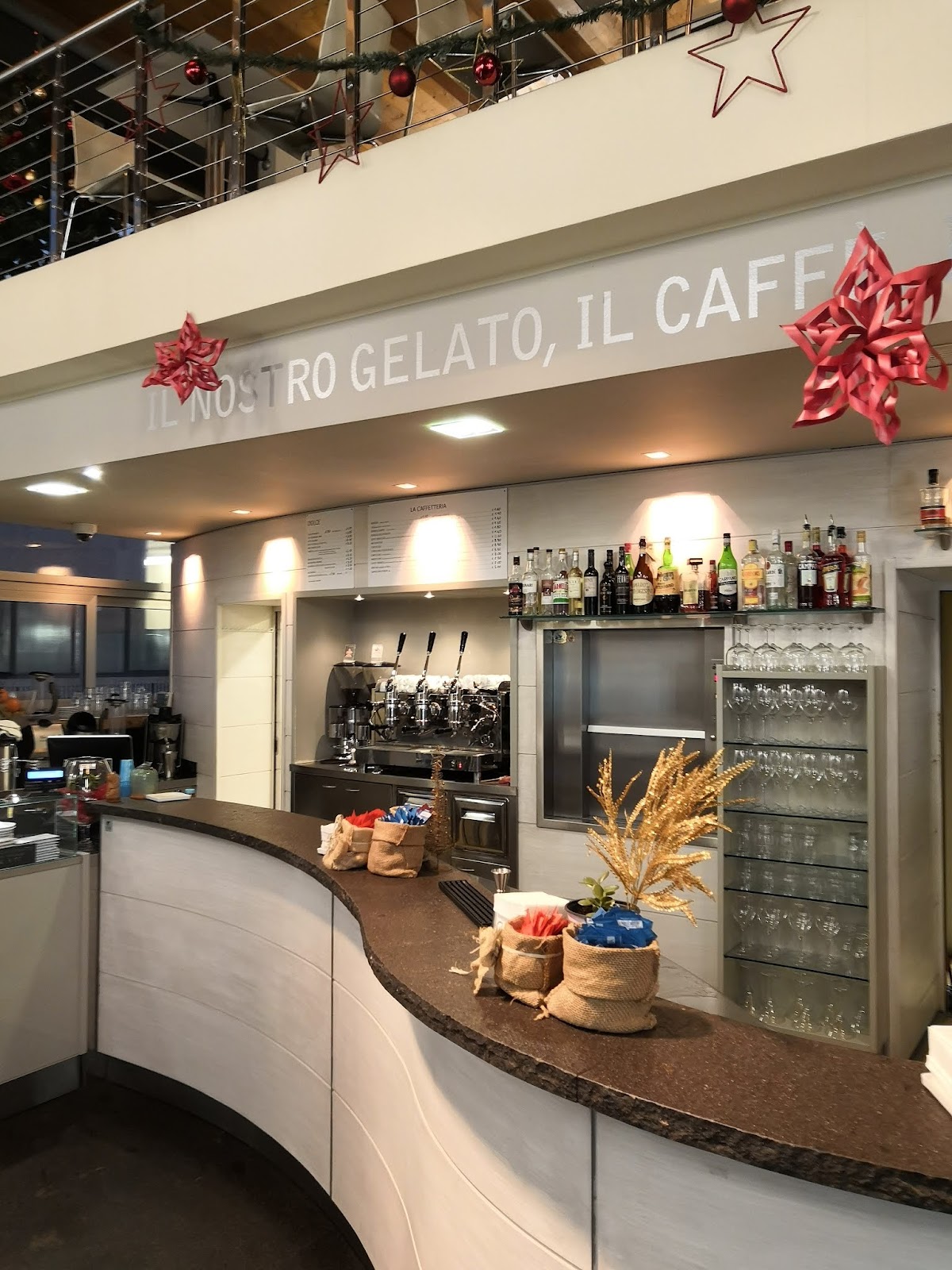 Il banco e la vetrina dei gusti.