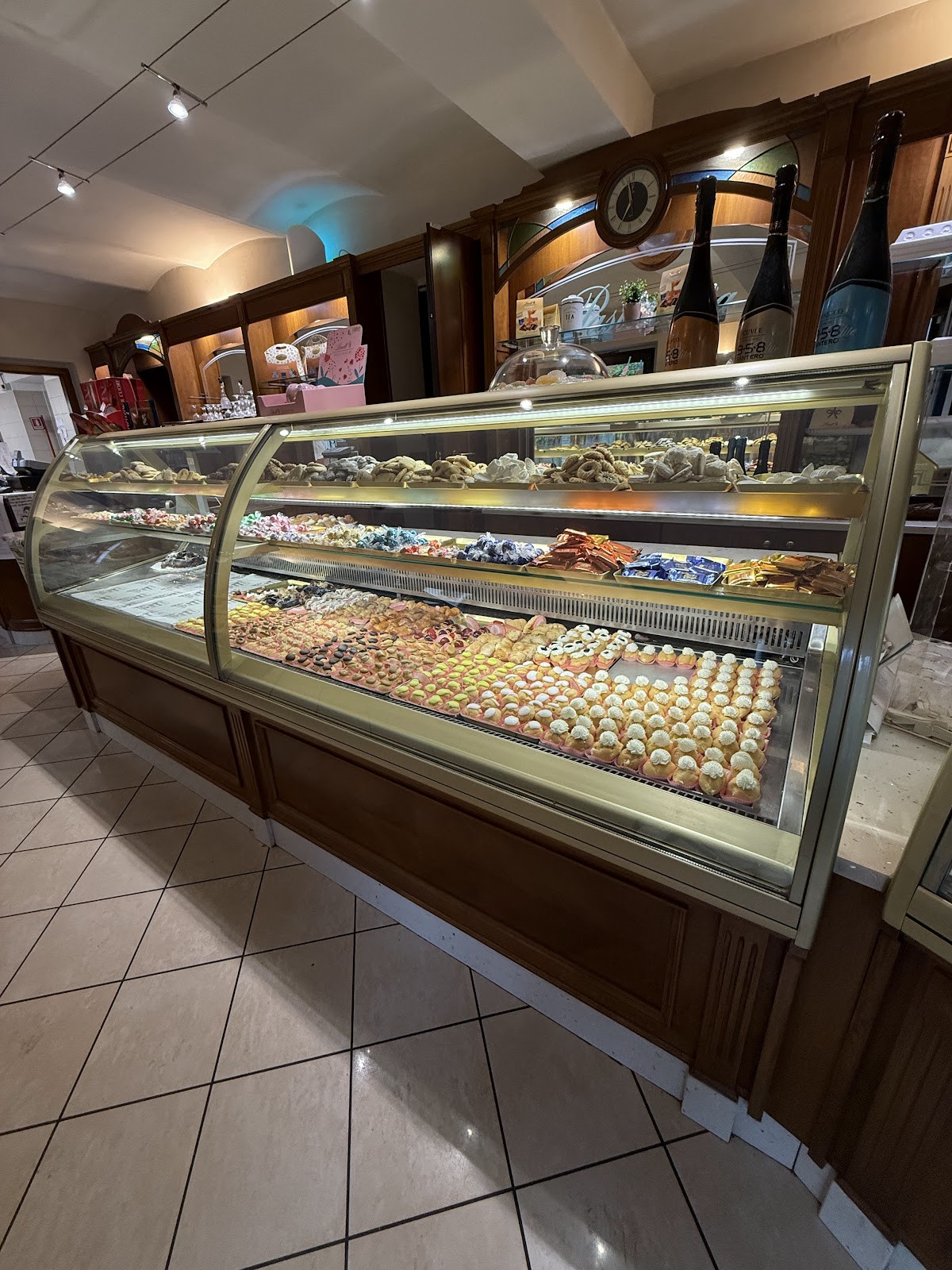 Il locale visto dall'interno.
