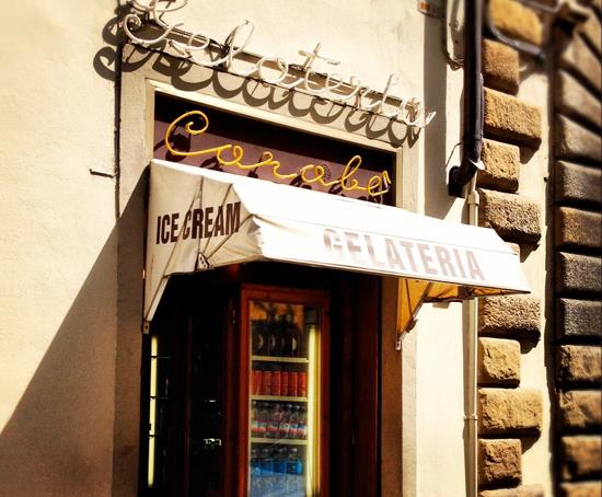 Il banco e la vetrina dei gusti.