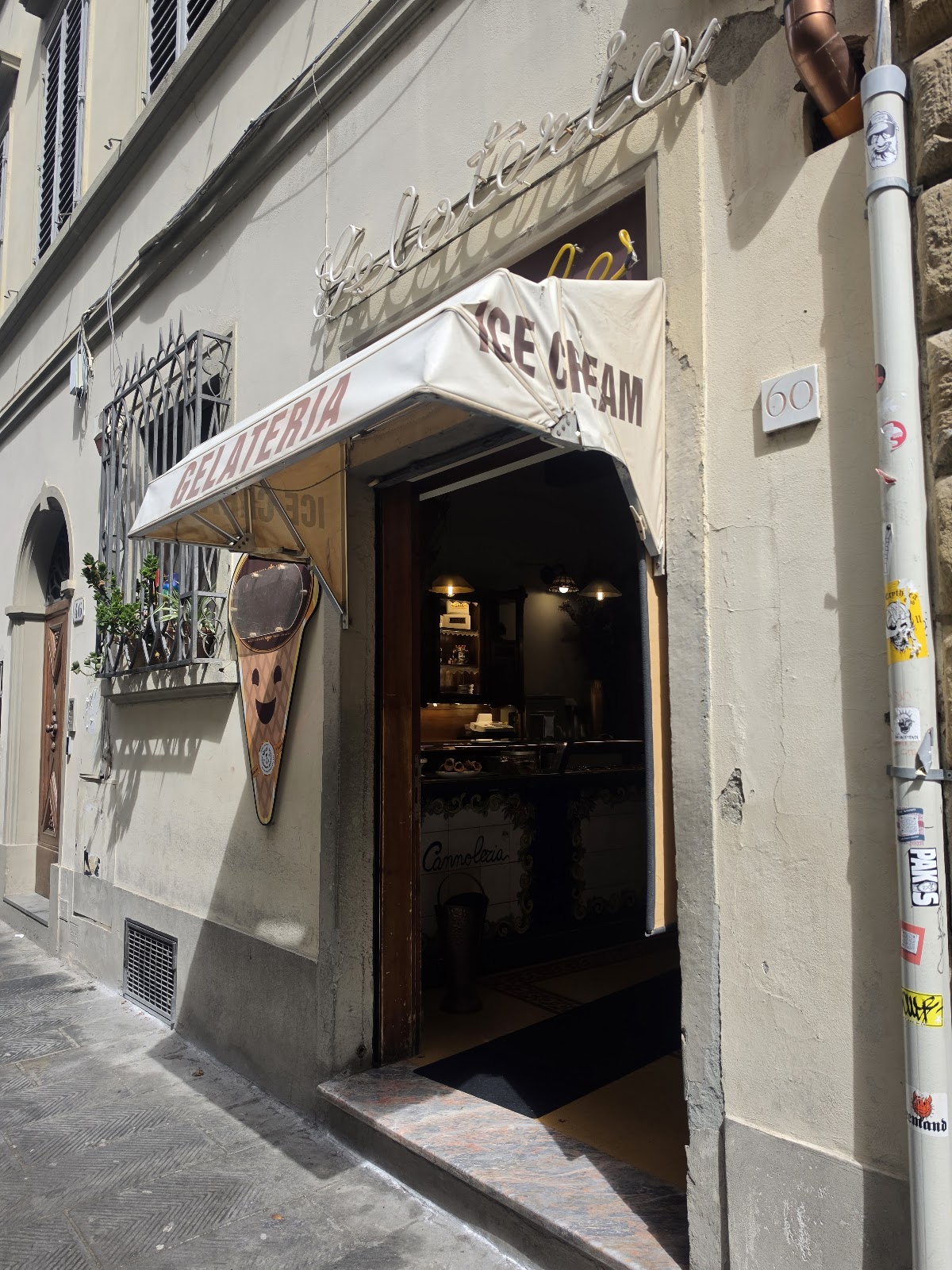 Un dettaglio della vetrina.