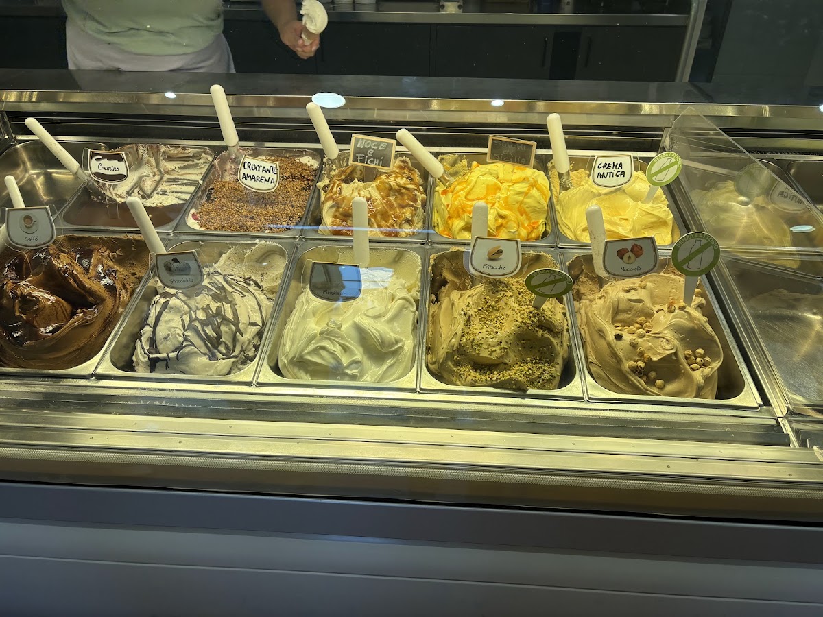 Le vaschette in vetrina.