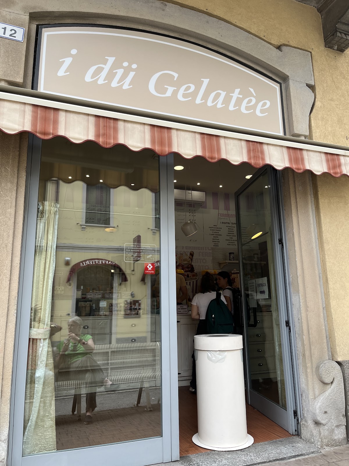 Un dettaglio della vetrina.