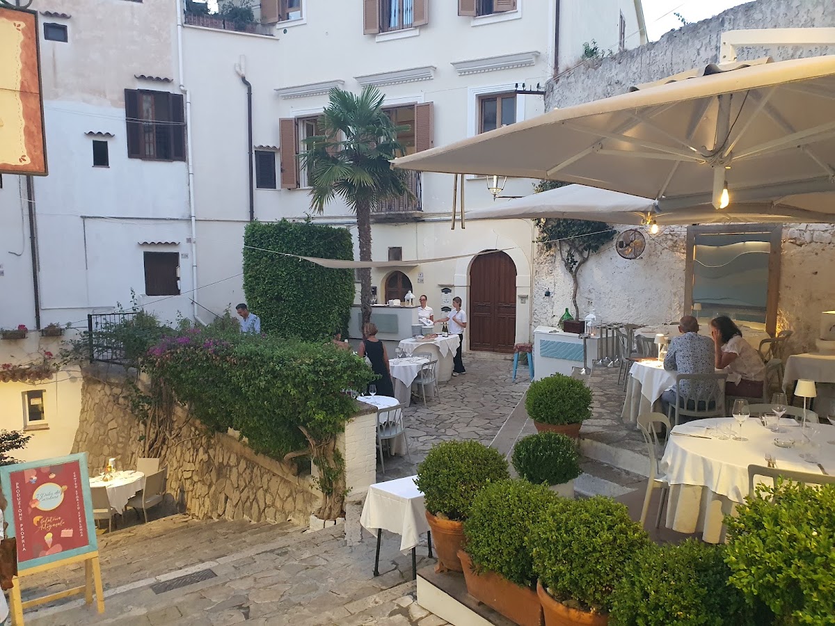 Le vaschette in vetrina.