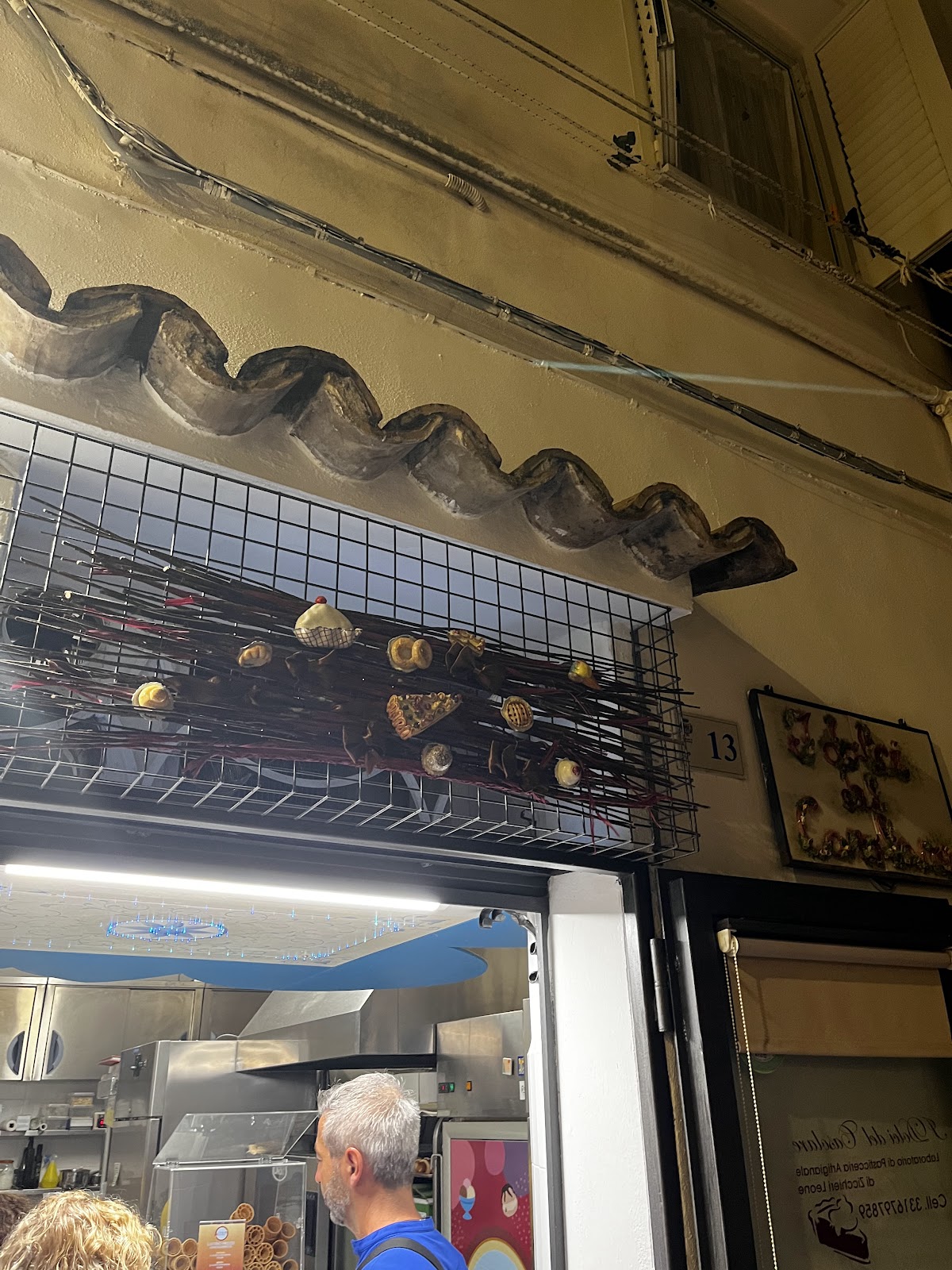 Un dettaglio della vetrina.