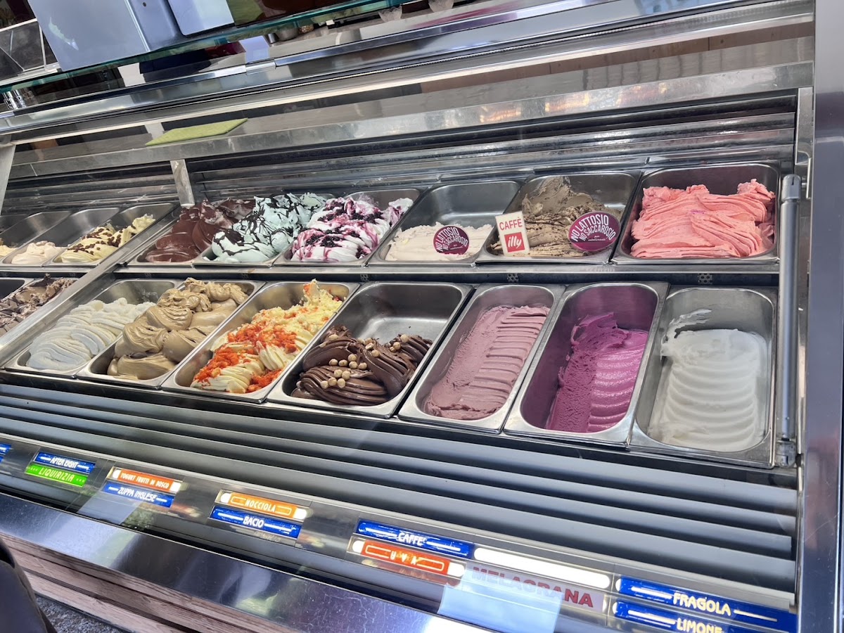 Le vaschette in vetrina.