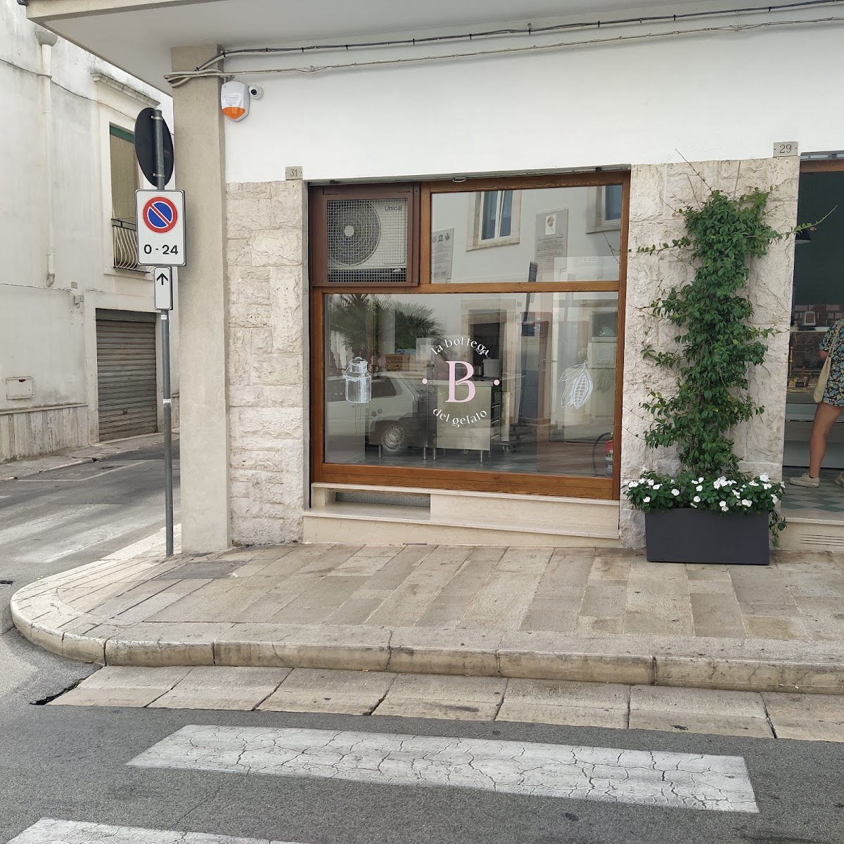 Il banco e la vetrina dei gusti.