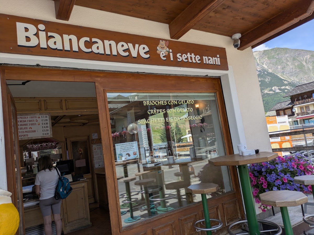 Il banco e la vetrina dei gusti.